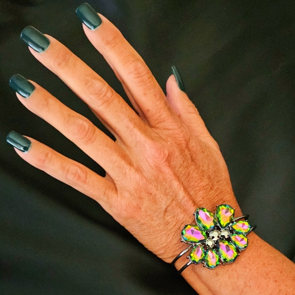 🔥1HOUR FLASH SALE PRICE LARGE IRIDESCENT OIL SPILL HINGE BRACELET - Picture 2 of 3